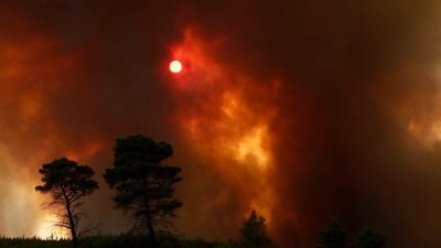 Καίγεται η Δροσοπηγή – Τρεις εγκαυματίες μεταφέρονται στο ΚΑΤ – Πόρτα – πόρτα εκκενώθηκε το Κρυονέρι