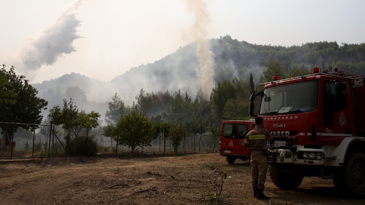 Τουλάχιστον 100 κάτοικοι εγκλωβισμένοι στο χωριό Κλαδέος στην Ηλεία – Μαίνεται η φωτιά