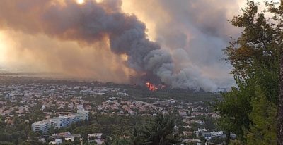 Ανεξέλεγκτη η φωτιά στη Βαρυμπόμπη – Εκκενώνονται Θρακομακεδόνες και Αδάμες. Εγκλωβισμένοι πολίτες. Τέταρτο μήνυμα από το 112. Έκλεισε πάλι η Εθνική (φωτο)