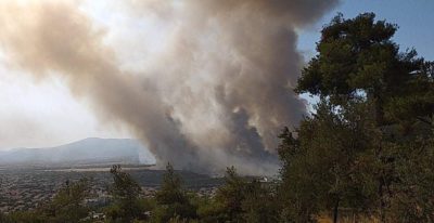 Μπήκε η φωτιά στην πλατεία Βαρυμπόμπης. Καίγονται σπίτια. Εκκενώθηκαν οι Αδάμες. Νέο μήνυμα στο 112 για Ν. Ερυθραία