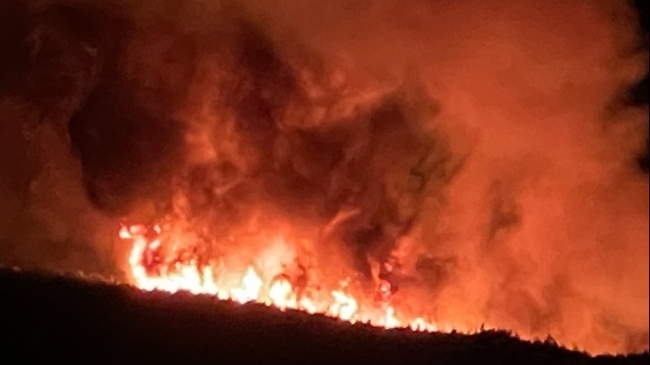 Μεγάλη πυρκαγιά στην Κάρυστο. Μήνυμα για εκκένωση σε Μαρμάρι και δύο οικισμούς- Σε ετοιμότητα το λιμενικό