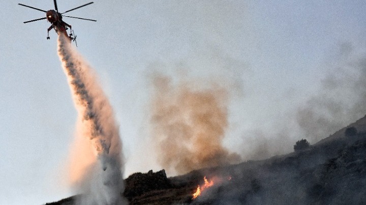 Φωτιά στα Βίλια. Συνεχίζεται η μάχη με τις αναζωπυρώσεις για 5η ημέρα- Επιχειρούν τα εναέρια μέσα