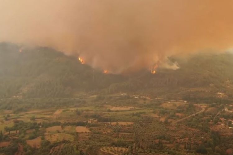 Εκκενώνονται 19 οικισμοί στη Γορτυνία. Συνεχίζεται η μάχη με τις αναζωπυρώσεις