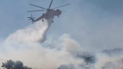 Οριοθετήθηκε η πυρκαγιά στην Κάρυστο. Ζημιές σε σπίτια – Ισχυροί άνεμοι πνέουν στην περιοχή