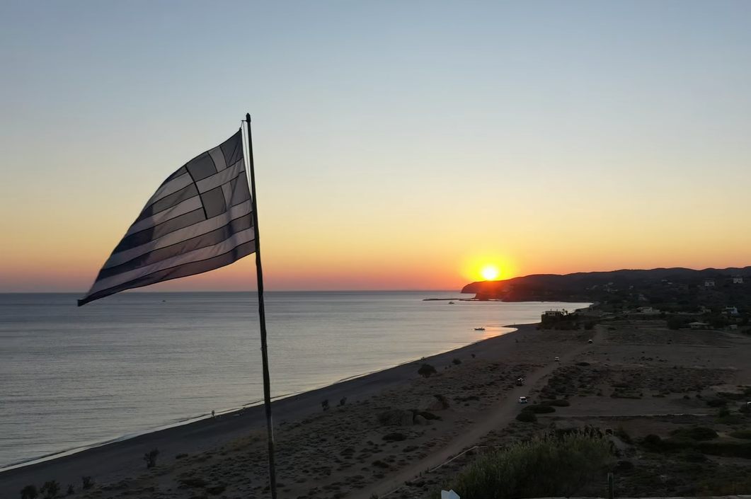 Η μεγαλύτερη παραλία της Χίου που φημίζεται για το ηλιοβασίλεμά της. Δείτε από ψηλά τον εντυπωσιακό Μάναγρο