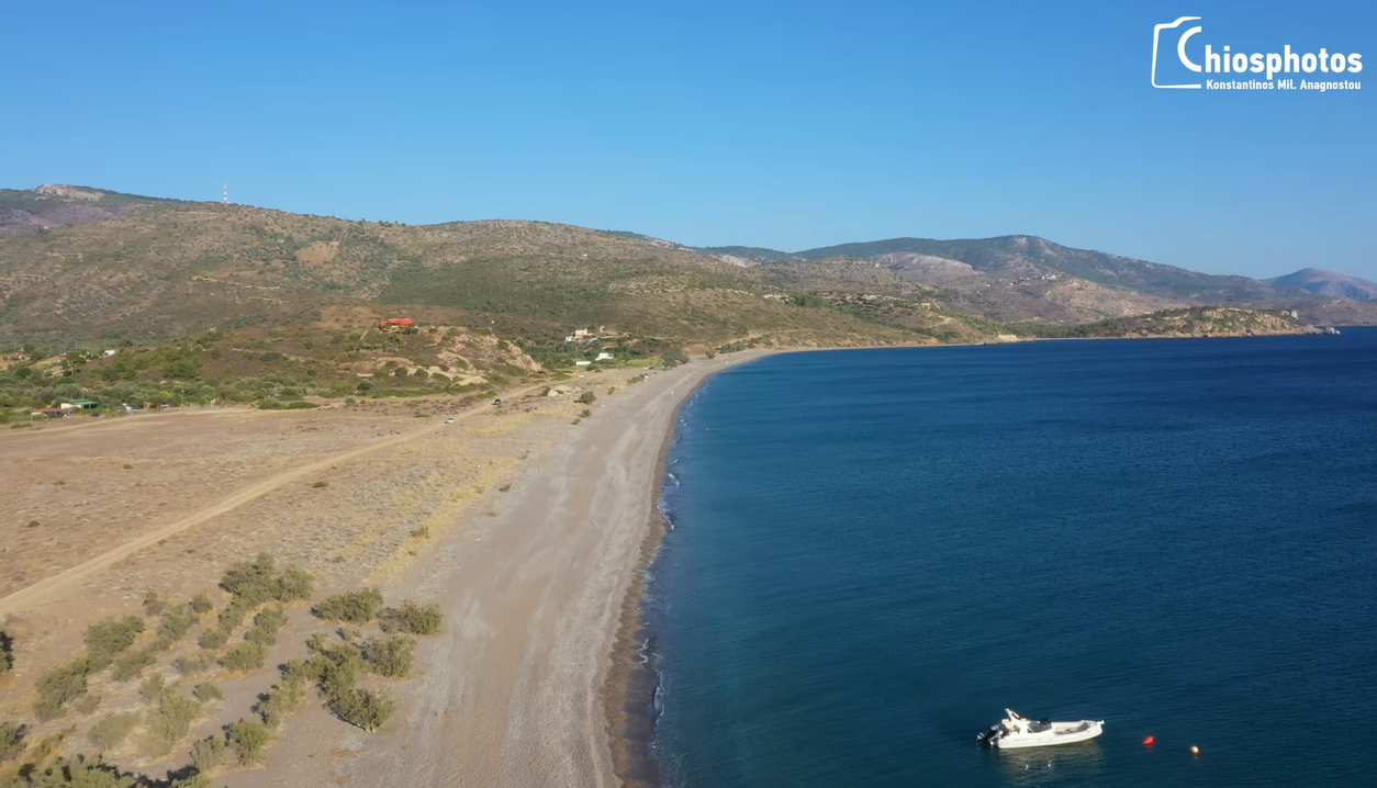 Δείτε από ψηλά τον εντυπωσιακό Μάναγρο. Η μεγαλύτερη παραλία της Χίου που φημίζεται για το ηλιοβασίλεμά της