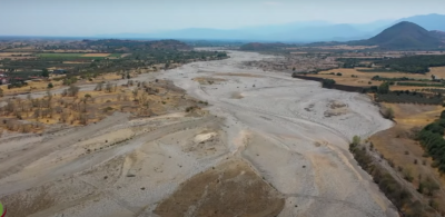 Αποκαρδιωτικές εικόνες από τον Πηνειό ποταμό. Σε μήκος 25 χιλιομέτρων δεν υπάρχει σταγόνα νερού (βίντεο)