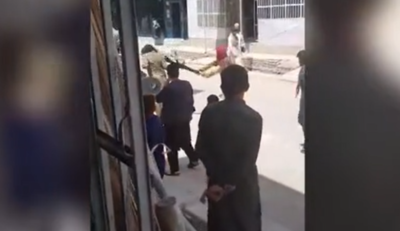 Βίντεο δείχνει Ταλιμπάν να μαστιγώνουν όποιον φορά «δυτικά ρούχα». Τι ισχύει για το dress code των ανδρών