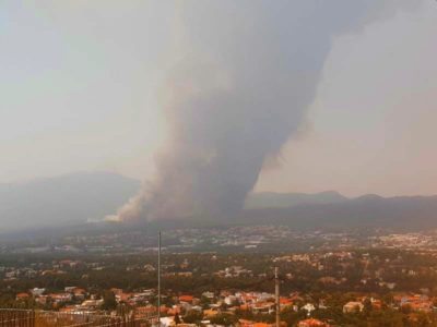 Στον πυρήνα του κτήματος η φωτιά στο Τατόι. Κινδυνεύουν οι χώροι φύλαξης ιστορικών αντικειμένων