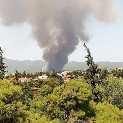 Επικίνδυνη φωτιά σε Βαρυμπόμπη και Τατόι – Ενεργοποιήθηκε το 112 για τους πολίτες των γειτονικών περιοχών