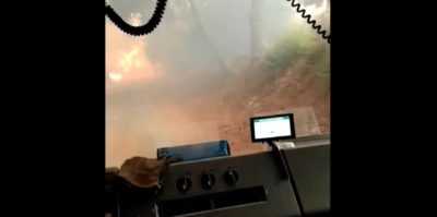 Συγκλονιστικό βίντεο από τη Βαρυμπόμπη: Πυροσβεστικό περνά μέσα από τη φωτιά -«Πάμε θα μας κλείσει» φωνάζουν