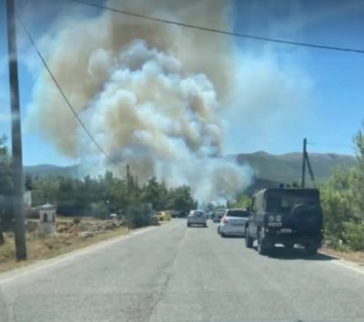 Φωτιά στα Βίλια. Μήνυμα από το 112 για την εκκένωση του οικισμού Άγιος Γεώργιος