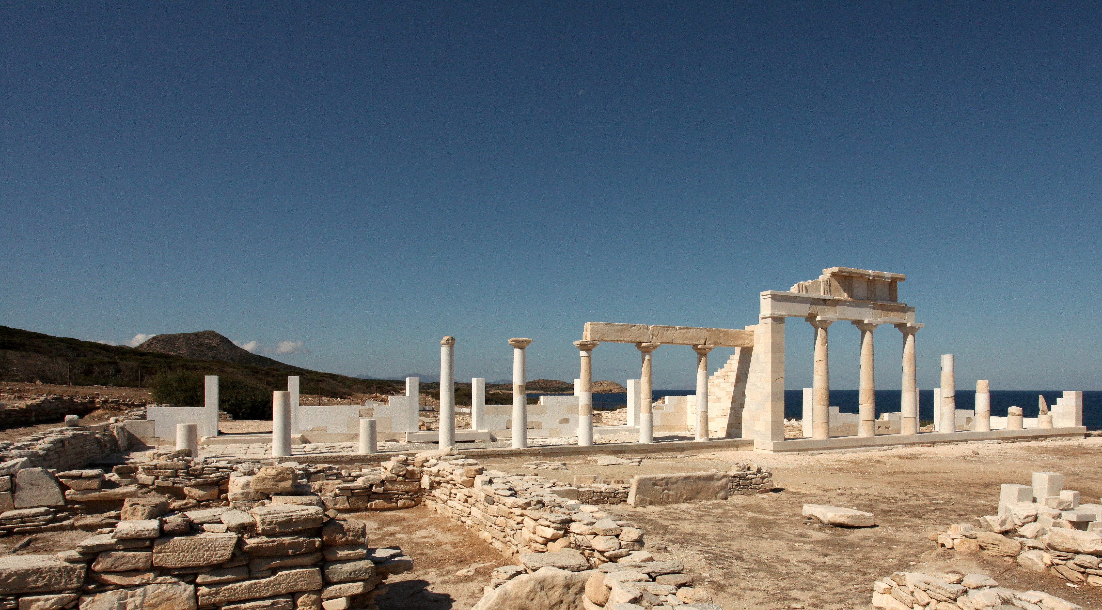 Εντυπωσιακές αναστηλώσεις στο ιερό του Απόλλωνα στο Δεσποτικό Αντιπάρου. Βρέθηκε εκτεταμένο σύστημα ύδρευσης (φωτο)