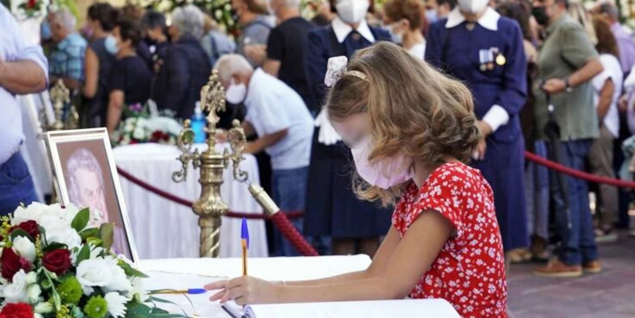 Το συγκινητικό μήνυμα του μικρού κοριτσιού για τον Μίκη Θεοδωράκη στο βιβλίο συλλυπητηρίων