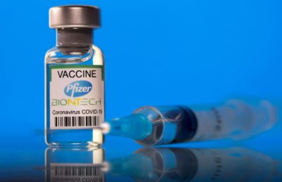 «Όχι» από τον FDA σε τρίτη δόση του εμβολίου της Pfizer στο σύνολο του πληθυσμού