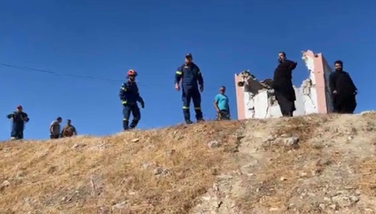 Η στιγμή που χτύπησε ο Εγκέλαδος στην Κρήτη. Γιος είδε τον πατέρα του να καταπλακώνεται (βίντεο)