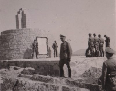 Σπάνιες φωτογραφίες από το άγνωστο μνημείο που ανέγειραν οι Γερμανοί στη Λήμνο. Οι κάτοικοι το γκρέμισαν στην απελευθέρωση