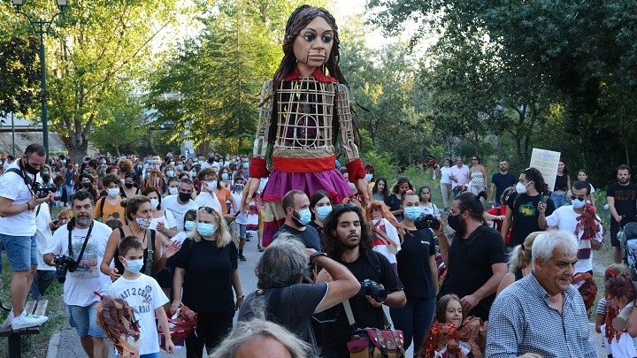 Επεισόδια στην υποδοχή της «Αμάλ» στη Λάρισα. Η ιστορία της τεραστίων διαστάσεων «μικρής» προσφυγοπούλας