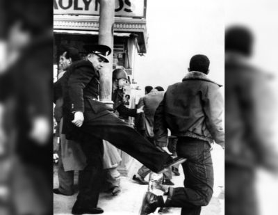 Αξιωματικός της αστυνομίας κλωτσά νεαρό διαδηλωτή. Η υπέρμετρη αστυνομική βία του ’50 και του ’60 που καθιέρωσε τον όρο “μπάτσος”