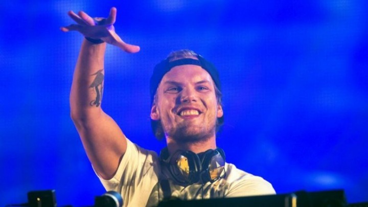 Στον Avicii αφιερωμένο το σημερινό Google doodle. Ο δημοφιλής Dj θα γινόταν σήμερα 32 ετών