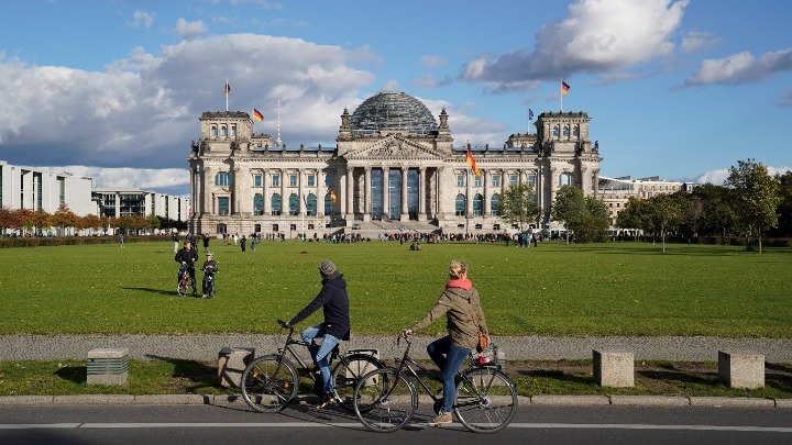 “Θρίλερ” με τις γερμανικές εκλογές. Στο 35% οι αναποφάσιστοι – Ισόπαλοι Σοσιαλδημοκράτες και Χριστιανοδημοκράτες
