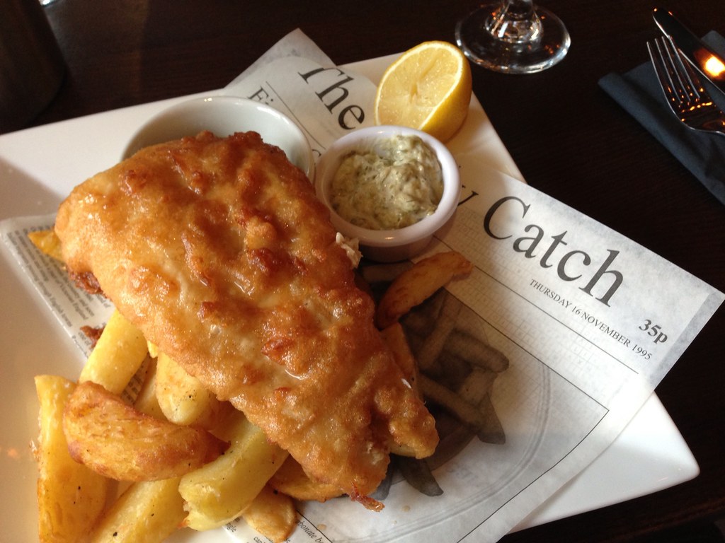 Το δημοφιλές πιάτο fish and chips. Είναι το εθνικό φαγητό των Βρετανών, αλλά το δημιούργησαν οι διωκόμενοι Εβραίοι της Ισπανίας