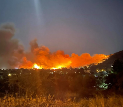 Φωτιά στη Νέα Μάκρη – Εκκενώνονται οι οικισμοί Λιβίσι και Άγιος Εφραίμ – Πληροφορίες ότι κάηκαν σπίτια