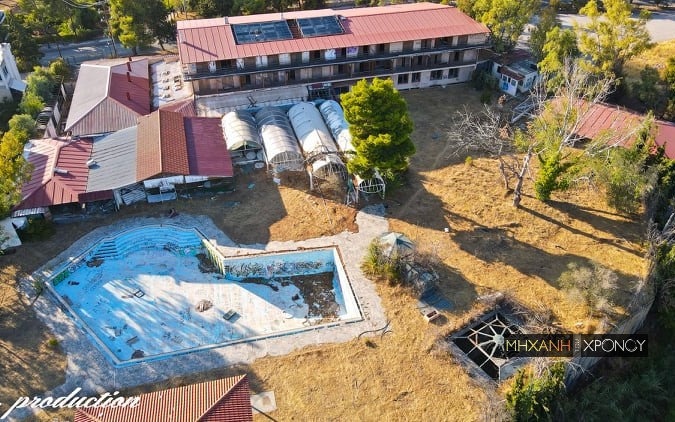 Grand Chalet Κηφισιάς. Δείτε από ψηλά το ξενοδοχείο – φάντασμα με την διασημότερη πισίνα των βορείων προαστίων. Γιατί ερήμωσε