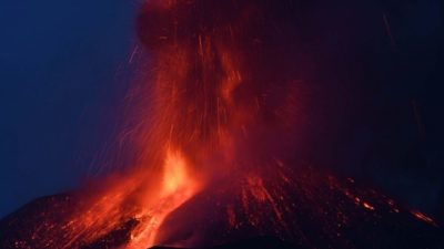 «Ξύπνησε» και η Αίτνα. Συνεχίζει να ρέει η λάβα από το ηφαίστειο στη Λα Πάλμα