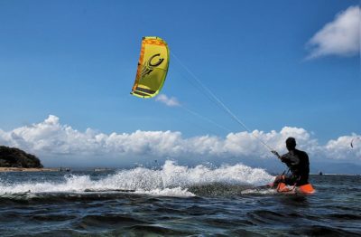 Σοβαρός τραυματισμός kite surfer στο Κουφονήσι. Έπαθε κάταγμα και στα δύο πόδια κάνοντας αετοσανίδα