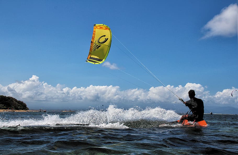 Σοβαρός τραυματισμός kite surfer στο Κουφονήσι. Έπαθε κάταγμα και στα δύο πόδια κάνοντας αετοσανίδα