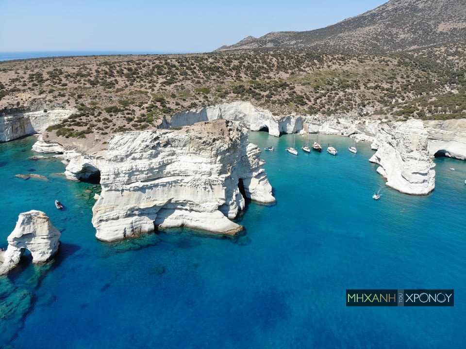 Τα “θαλασσινά Μετέωρα” με τις σπηλιές, όπου οι ναυτικοί πίστευαν ότι υπάρχει κρυμμένος μεγάλος πειρατικός θησαυρός (drone)