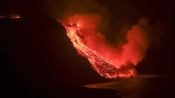 Έκρηξη ηφαιστείου στη Λα Πάλμα. Έφτασε στον ωκεανό η λάβα- Φόβοι για τα τοξικά αέρια