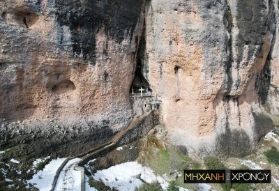 Η Παναγία του Βράχου στα “Μετέωρα της Πελοποννήσου”. Πώς χτίστηκε μέσα σε μια σχισμή ως ευγνωμοσύνη μιας μητέρας (drone)