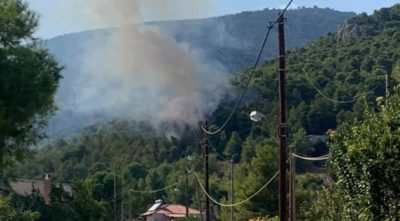 Φωτιά σε δασική έκταση στην Πάρνηθα. Επιχειρούν 11 οχήματα και 3 αεροσκάφη της Πυροσβεστικής