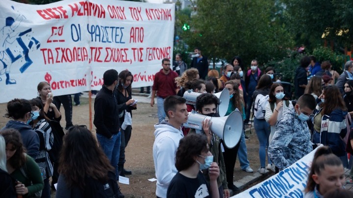 Σε αστυνομικό κλοιό υπό το φόβο νέων επεισοδίων το ΕΠΑΛ Σταυρούπολης. Ένταση νωρίς το πρωί έξω από το σχολείο (Βίντεο)