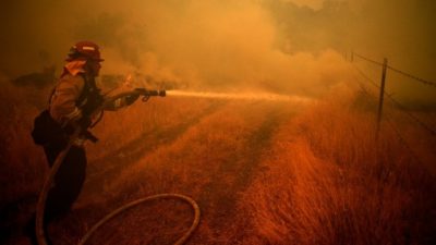 Μαίνονται οι πυρκαγιές στην Καλιφόρνια. Πυροσβέστες τυλίγουν με αλουμινόχαρτα τις σεκόγιες για να σωθούν (Eικόνες)