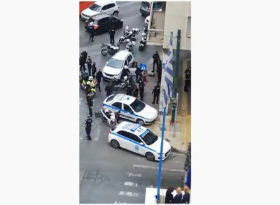 Πυροβολισμοί στο κέντρο της Αθήνας. Αυτοκίνητο εμβόλισε μηχανή της ΔΙΑΣ (βίντεο)