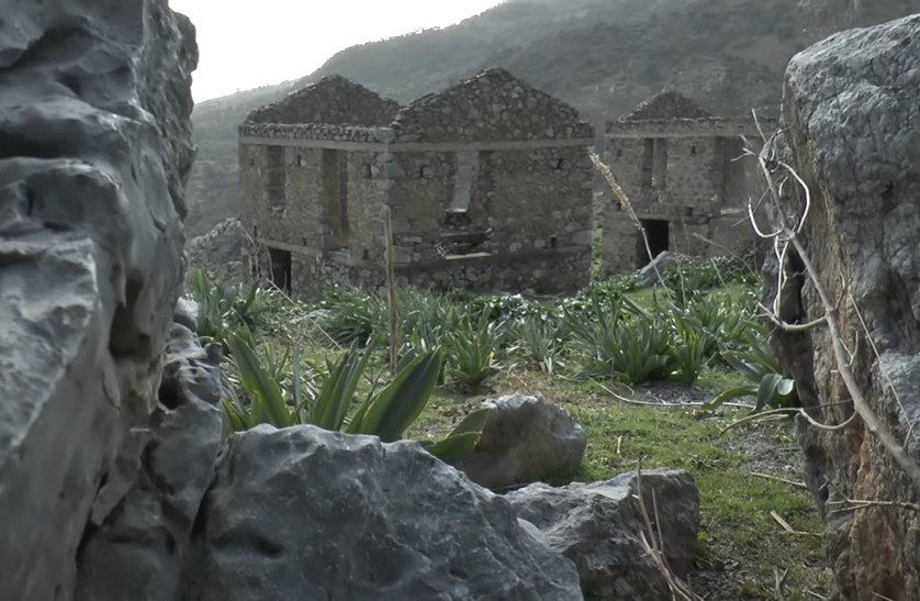 Το μαρτυρικό χωριό της Κρήτης που αντιστάθηκε στην κατοχή. Οι Γερμανοί το βομβάρδισαν, το πυρπόλησαν και το ερήμωσαν (βίντεο)