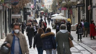 Τέλος οι περιορισμοί για τους εμβολιασμένους. Πλήρης ελευθερία κινήσεων ακόμα και στις “κόκκινες” περιοχές. Τι αλλάζει