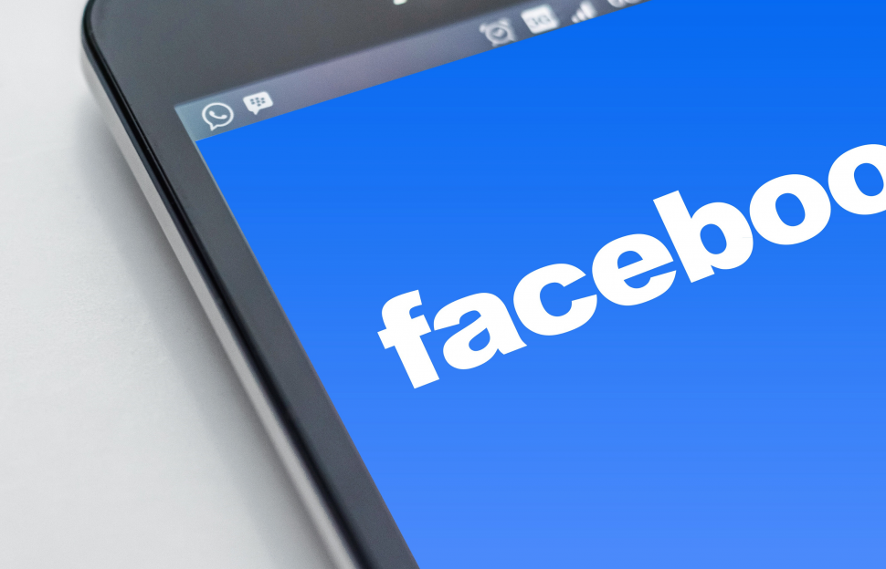 Πώς το Facebook αδειάζει κρυφά τη μπαταρία του κινητού. Τι αποκάλυψε πρώην υπάλληλος της εταιρείας