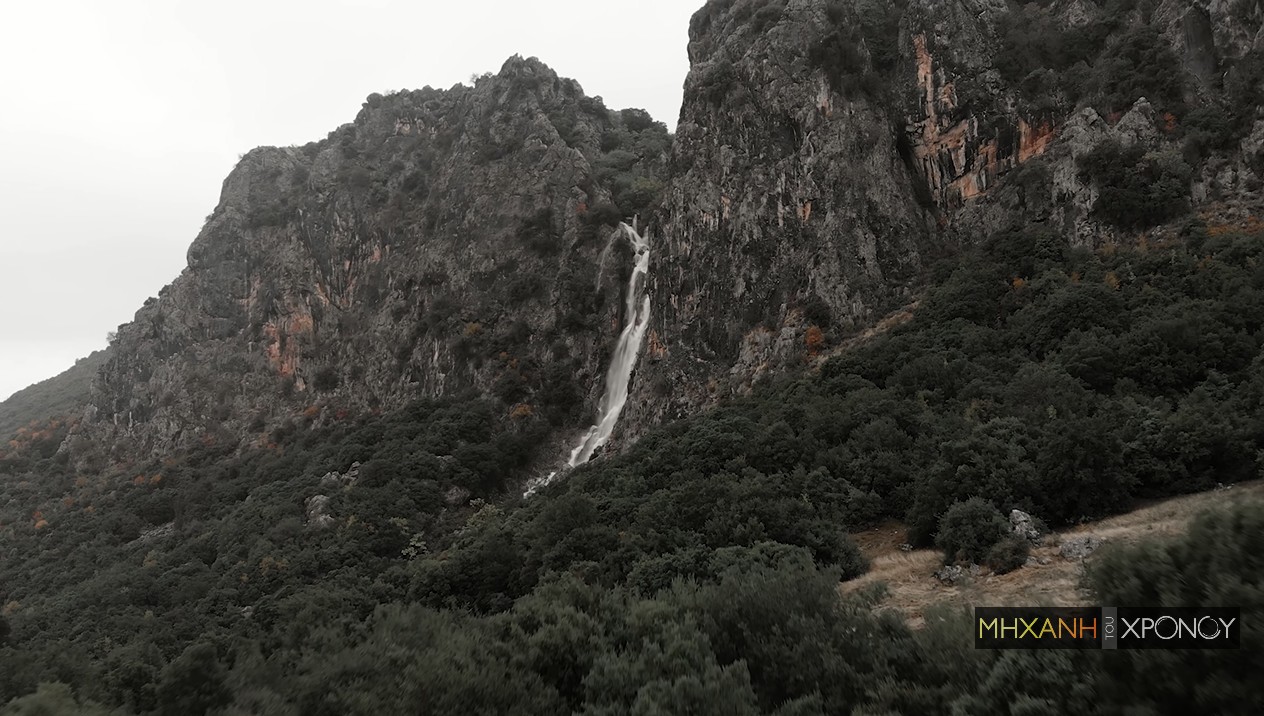 Ο καταρράκτης της Καλαμπάκας που εμφανίζεται μόνο όταν βρέχει. Το ασυνήθιστο φαινόμενο που μπερδεύει τους τουρίστες (drone)