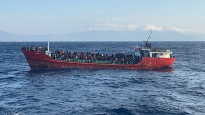 Βίντεο από τη διάσωση 400 μεταναστών από πλοίο με τουρκική σημαία, ανατολικά της Κρήτης