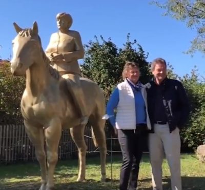 Αντιδράσεις στη Γερμανία για το αντισυμβατικό άγαλμα της καγκελαρίου Μέρκελ. Τι έγραψαν στα social media