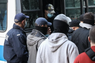 Καταδίωξη στο Πέραμα. Ελεύθεροι οι 7 αστυνομικοί και οι δύο Ρομά – Τι υποστήριξε ο 14χρονος που οδηγούσε το κλεμμένο όχημα