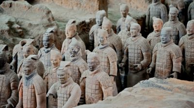 Ο “πήλινος στρατός” του πρώτου αυτοκράτορα της Κίνας ήταν εμπνευσμένος από την αρχαία ελληνική τέχνη; Τι δείχνει η έρευνα