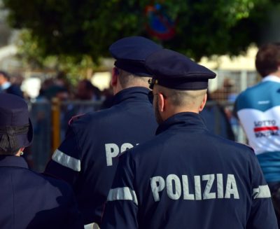 Φρίκη στην Ιταλία. Πρώην πορνοστάρ μαχαίρωσε τον δίχρονο γιο της και άφησε το πτώμα του σε ταμείο σούπερ μάρκετ