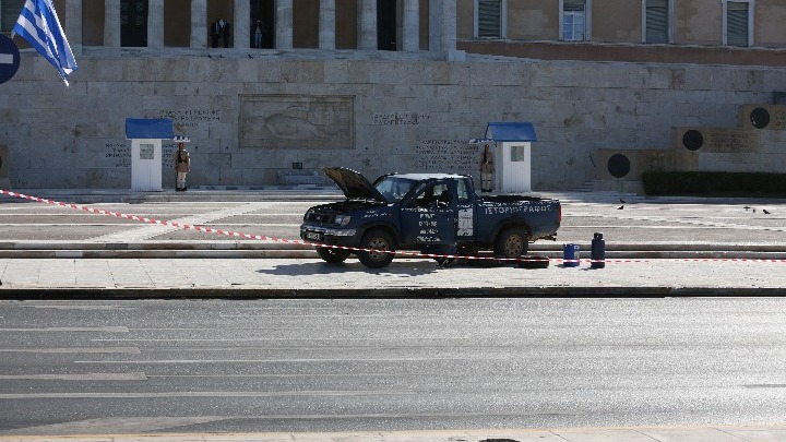 Απειλούσε να ανατιναχτεί έξω από τη Βουλή – 58χρονος έφτασε με το αγροτικό του μέχρι το μνημείο του Αγνώστου Στρατιώτη