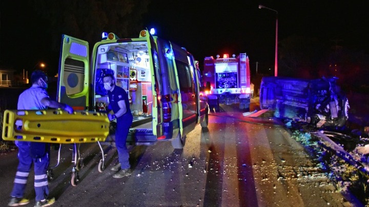 Ένας νεκρός και εννέα τραυματίες σε τροχαίο στη Θεσσαλονίκη. Ανατράπηκε όχημα που μετέφερε μετανάστες