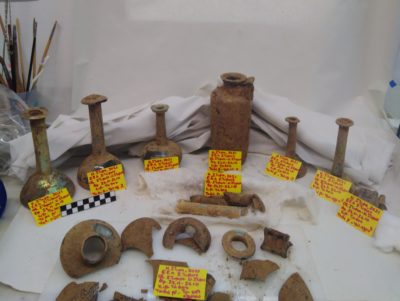 Ανακαλύφθηκε αρχαιολογικός θησαυρός σε σαρκοφάγο στα Ν. Στύρα. Στον τάφο εντοπίστηκαν τρεις σκελετοί, αγγεία και νομίσματα